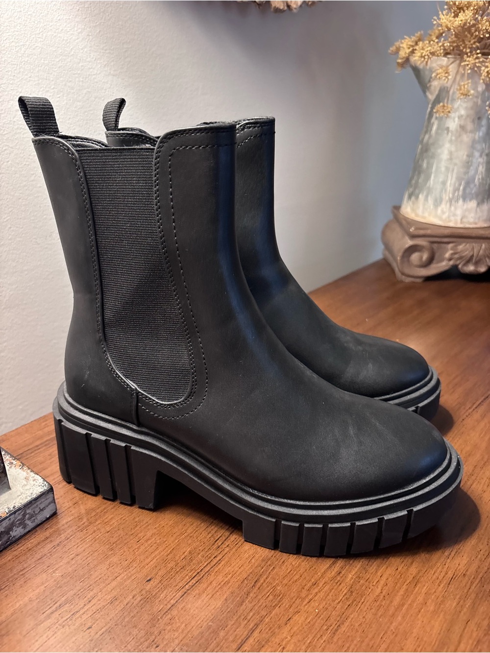 Like New Chunky Platform Wild Fable Chelsea Lug Sole Women’s Black Boots Sz 9